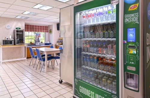 Maryville Hotel | Budget-Minded Traveler's Dream: Comfortable Room with Breakfast Included