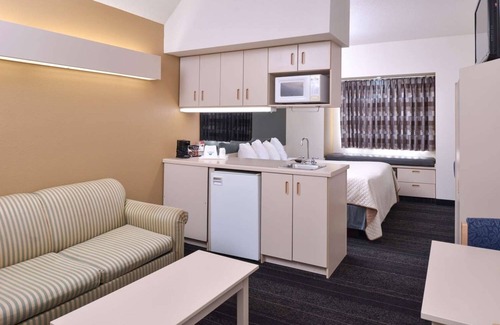 Maryville Hotel | Budget-Minded Traveler's Dream: Comfortable Room with Breakfast Included