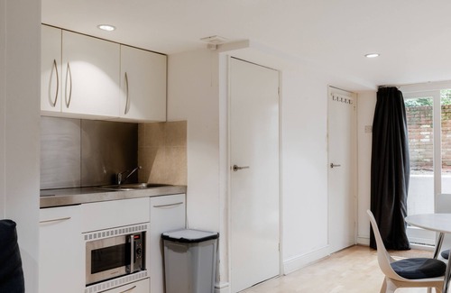 South Hampstead Apartment | Budget One Bedroom with Garden Near Finchley Rd 12
