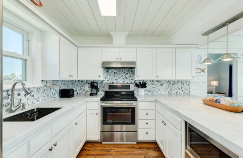 Galveston House | Budget & Pet Friendly Beachfront Home - Great for Couples or Small Families
