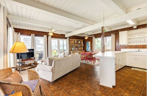 Pirates Beach House | Budget & Pet Friendly Beachside Home w/Easy Walk to Beach
