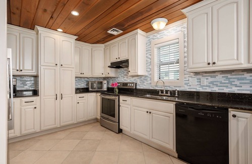 Kill Devil Hills Apartment | Budget & Pup-Friendly Oceanside! Classic OBX Style w/Shiplap, Walk-In Showers!