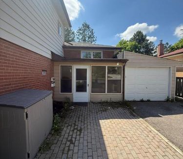 Vaughan House | Budget Stay For Travellers to Canada Wonderland,Toronto