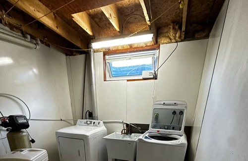 Rosemount House | Budget Stay in Kitchener- Near Town Centre- Food, Shopping, Transit