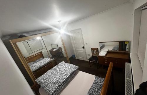 Luton House | Budget Stay In Luton 01 M