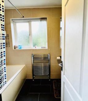 Luton House | Budget Stay In Luton 01 M