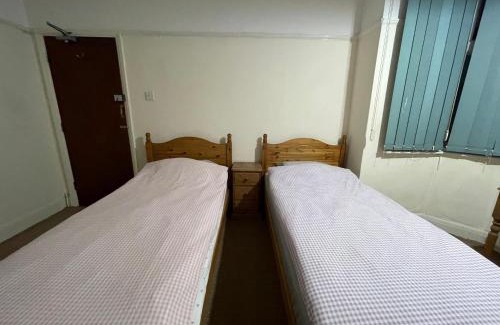 Luton House | Budget Stay In Luton 02 04