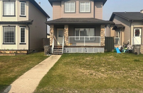 Grande Prairie Apartment | Budget Stay | WIFI | Kitchen Essentials | Parking
