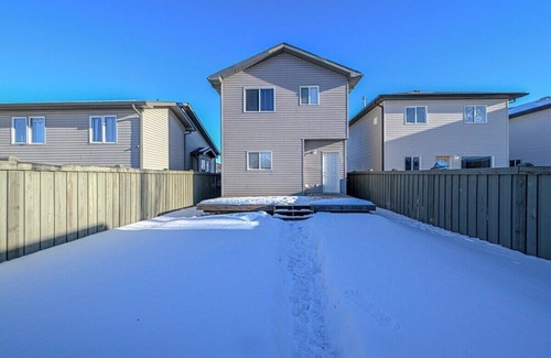 Grande Prairie Apartment | Budget Stay | WIFI | Kitchen Essentials | Parking