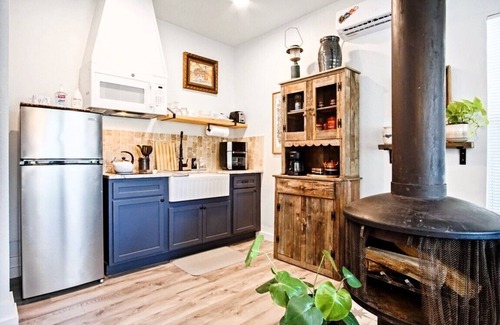 Central Oklahoma City Apartment | Budget Studio Near Paseo | $1600/month | Kitchenette + Queen Bed