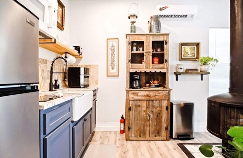 Central Oklahoma City Apartment | Budget Studio Near Paseo | $1600/month | Kitchenette + Queen Bed