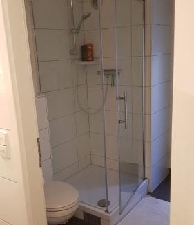 Lindenhof Apartment | BudgetRooms - souterrain-private rooms & kitchen