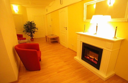 Lindenhof Apartment | BudgetRooms - souterrain-private rooms & kitchen