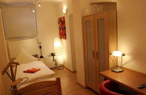 Lindenhof Apartment | BudgetRooms - souterrain-private rooms & kitchen