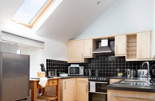 Waren Mill Apartment | BUDLE BAY LOFT - sleeps 6, third floor penthouse with fantastic estuary views