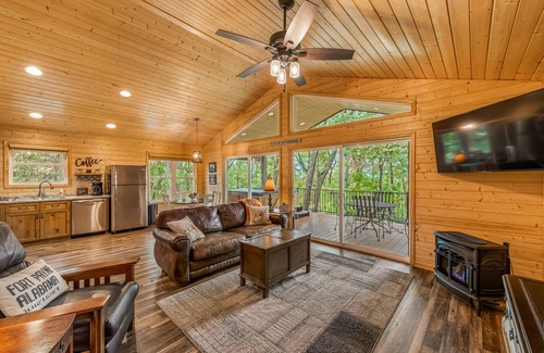 Fort Payne Cabin | Bud’s Place. Romantic getaway. Hot tub