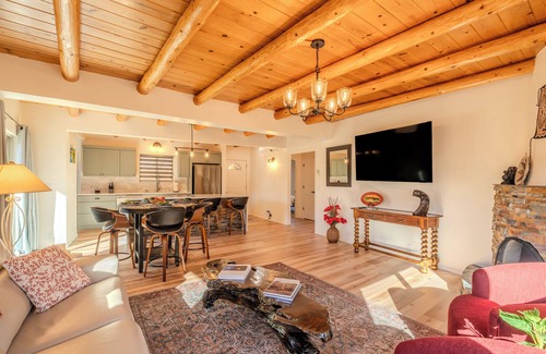 Northeast Santa Fe House | Buen Camino - Walk to The Plaza, Kiva Fireplace