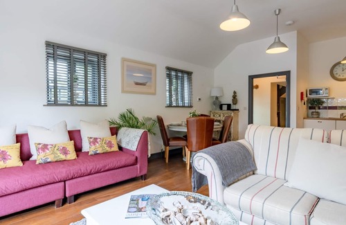 Kidlington Cottage | Buff Lodge - sleeps 4 guests in 2 bedrooms