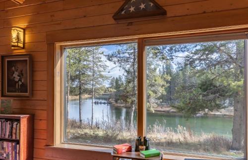Island Park House | Buffalo Bliss by KABINO Riverfront Firepit Partial A/C Huge Views WiFi