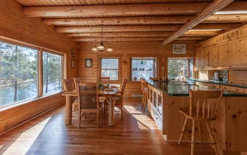 Island Park House | Buffalo Bliss by KABINO Riverfront Firepit Partial A/C Huge Views WiFi