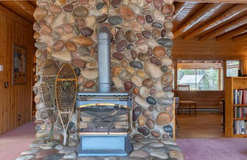 Island Park House | Buffalo Bliss by KABINO Riverfront Firepit Partial A/C Huge Views WiFi