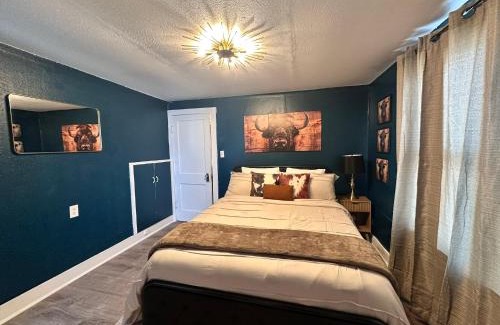 Russell House | Buffalo & Bourbon-1 Bed1 Bath Private Condo