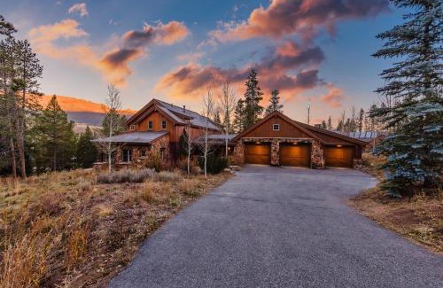 The Highlands House | Buffalo by AvantStay Beautifully Designed Cabin w Hot Tub
