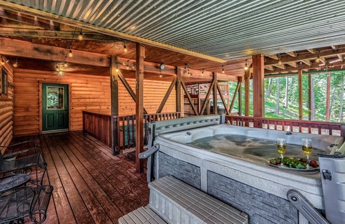 Ruidoso Cabin | Buffalo Lodge, 7BRs, Hot Tub, Pool Table, Multiple Decks, Wi-Fi, Sleeps 16