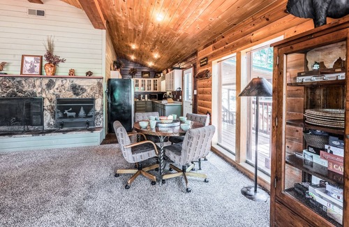 Ruidoso Cabin | Buffalo Lodge, 7BRs, Hot Tub, Pool Table, Multiple Decks, Wi-Fi, Sleeps 16