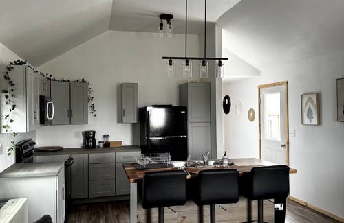Blackfeet Indian Reservation House | Buffalo Loft- 1-bedroom house with WiFi, AC, located near Glacier National Park