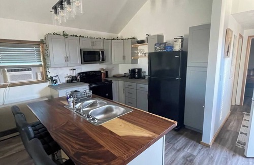 Blackfeet Indian Reservation House | Buffalo Loft- 1-bedroom house with WiFi, AC, located near Glacier National Park