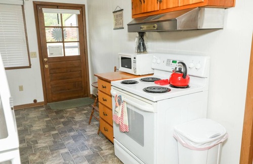 Willis Cottage | Buffalo Mountain Getaway Cottage - enjoy some time on the farm!