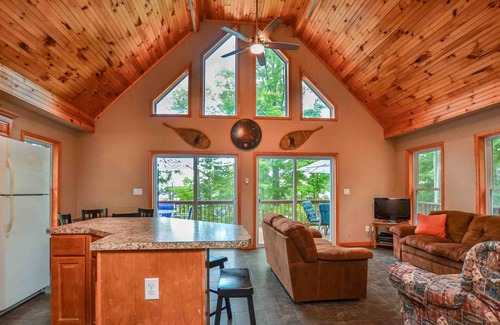 Ovid House | Bufflehead Bungalow: Family Fun across from Cayuga Lake!