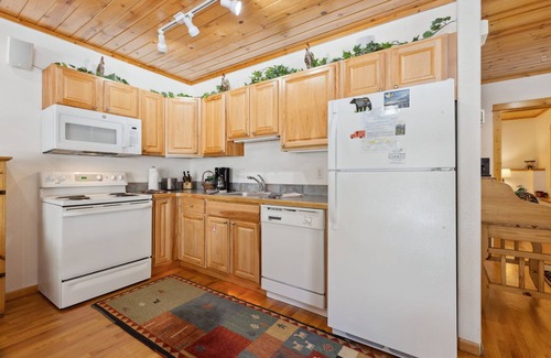 Fall River Estates Condo | Bugle Point B14 (Private Hot tub) River Views!