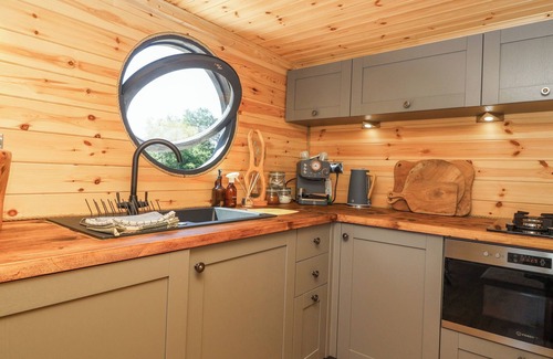 Gillingham Cottage | BUGLEY POOLS HIDEAWAY, romantic, with a garden in Gillingham