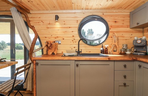 Gillingham Cottage | BUGLEY POOLS HIDEAWAY, romantic, with a garden in Gillingham