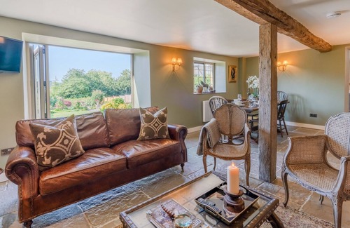 Snowshill Village Cottage | Built in the 1700s and conveniently situated next door to the local village pub, 1 Broughwood Cottag