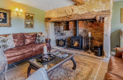 Snowshill Village Cottage | Built in the 1700s and conveniently situated next door to the local village pub, 1 Broughwood Cottag