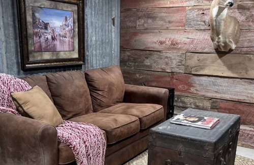 Forestburg Cabin | Bull's Den