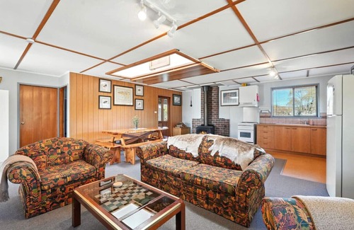 Miena House | Bull’s Tavern Cabin – Cozy Lakeside Escape in Miena, Tasmania