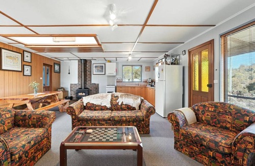 Miena House | Bull’s Tavern Cabin – Cozy Lakeside Escape in Miena, Tasmania