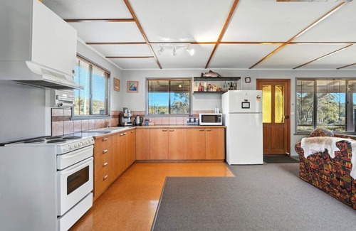 Miena House | Bull’s Tavern Cabin – Cozy Lakeside Escape in Miena, Tasmania