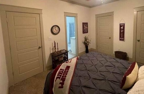 Starkville House | Bulldog Creekside Cottage