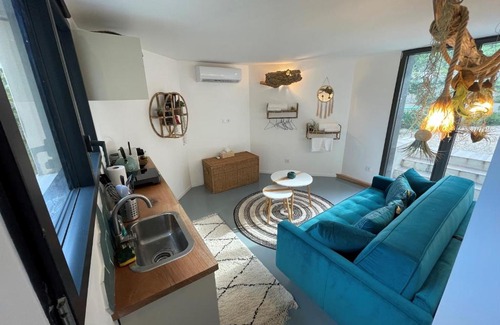Saint-Martin-de-Londres Apartment | Bulle de détente avec jacuzzi