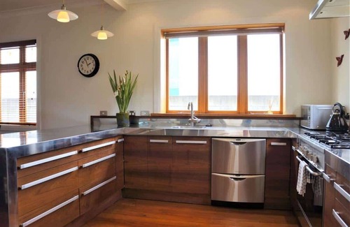 New Plymouth House | Buller Bungalow: Coastal Charm in New Plymouth