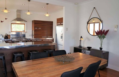 New Plymouth House | Buller Bungalow: Coastal Charm in New Plymouth