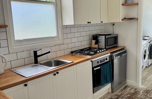 Bulli House | Bulli Beach, Sandon Point Coastal Cottage - 10 min walk to beach.