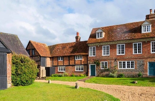 High Wycombe House | Bullocks Farm House – 6 Bedrooms, Stunning Views & More