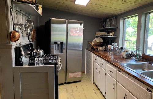 Ellijay Cottage | Bumble Bee Cottage downtown historic Ellijay walk to dinner and much more