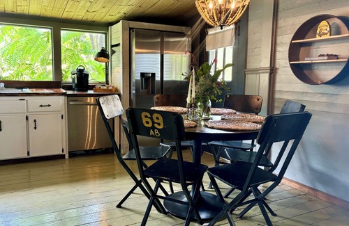 Ellijay Cottage | Bumble Bee Cottage downtown historic Ellijay walk to dinner and much more